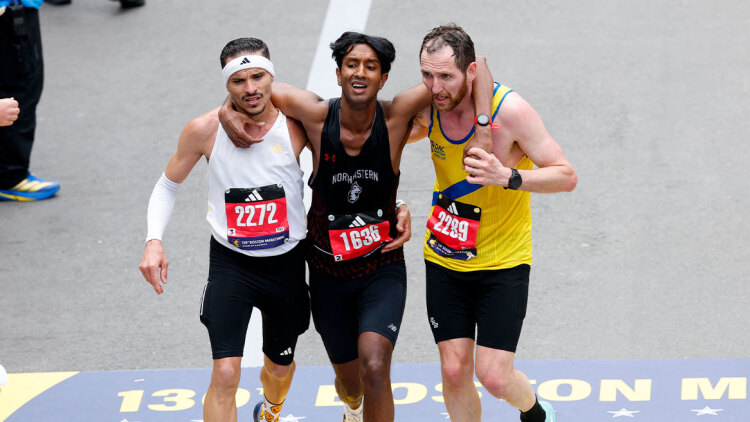 Δείτε βίντεο: Η αποθέωση της ανθρωπιάς στον Μαραθώνιο της Βοστώνης, δρομείς πήραν αγκαλιά συναθλητή τους για να τερματίσει