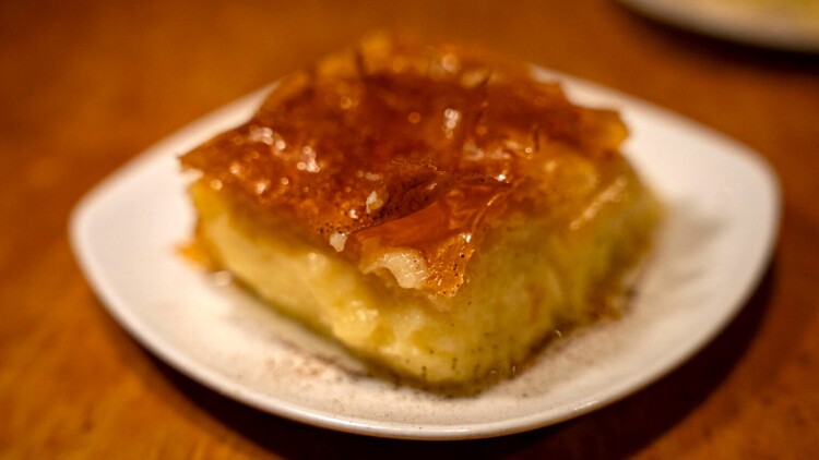 Γαλακτομπούρεκο με ιστορία: Η οικογένεια Καρβέλη στο Μεγάλο Χωριό της Ευρυτανίας μας μαθαίνει τα μυστικά του 