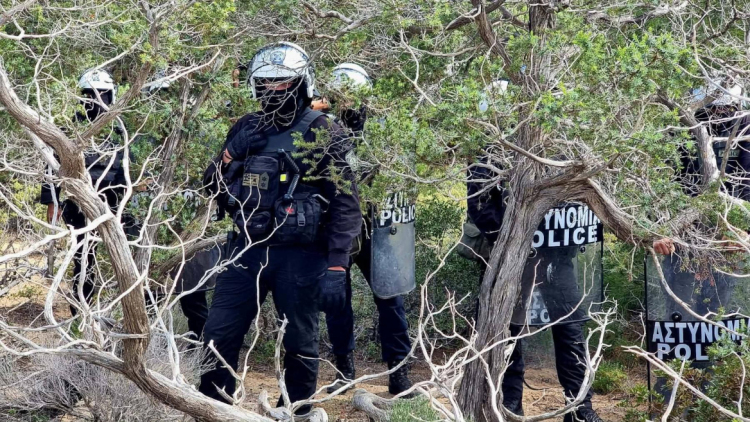 Συνοδεία ΜΑΤ κατεδαφίζουν τις καλύβες από τις παραλίες στη Γαύδο