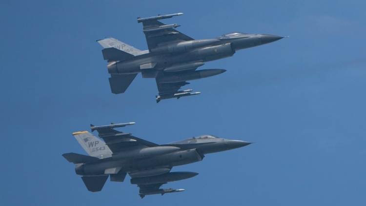 Μαχητικά συγκρούστηκαν στον αέρα στη Νότια Κορέα επειδή... οι πιλότοι τραβούσαν βίντεο και φωτογραφίες με τα κινητά τους 