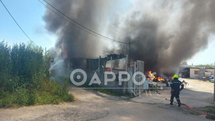 Φωτιά τώρα σε μάντρα οικοδομικών υλικών στη Νέα Είσοδο Καλαμάτας, δείτε βίντεο