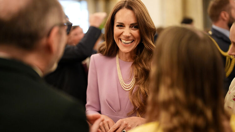 H Kέιτ Μίντλετον αγκάλιασε ηλικιωμένο την ημέρα που τίμησαν τη βασίλισσα Ελισάβετ (βίντεο)
