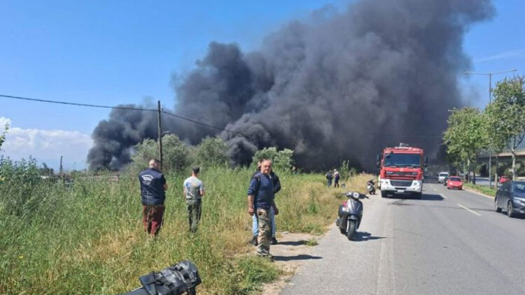 Φωτιά τώρα σε μάντρα οικοδομικών υλικών στη Νέα Είσοδο Καλαμάτας, δείτε βίντεο