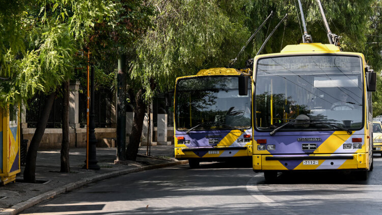 Τι ισχύει για τις μηχανές στις λεωφορειολωρίδες: Η απάντηση της ΕΛΑΣ