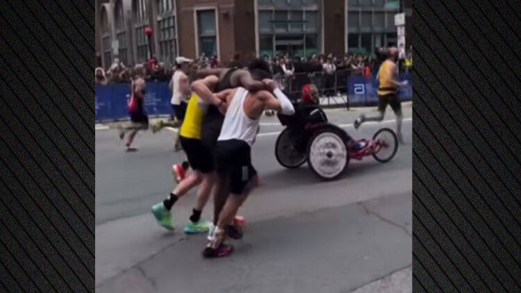 Δείτε βίντεο: Η αποθέωση της ανθρωπιάς στον Μαραθώνιο της Βοστώνης, δρομείς πήραν αγκαλιά συναθλητή τους για να τερματίσει