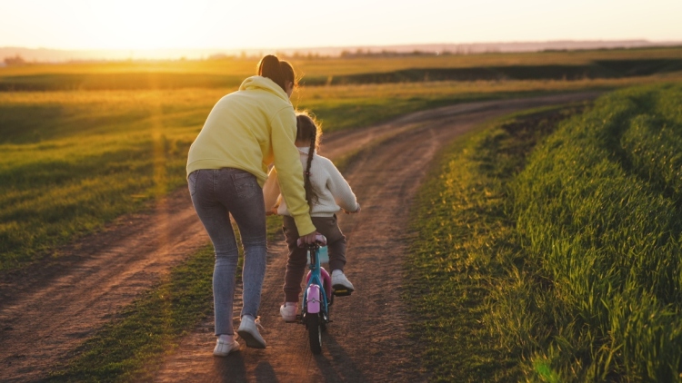 «Νταντάδες της Γειτονιάς»: Στις 27 Απριλίου ανοίγει η πλατφόρμα, τα ποσά της ενίσχυσης για γονείς με πλήρη και μερική απασχόληση