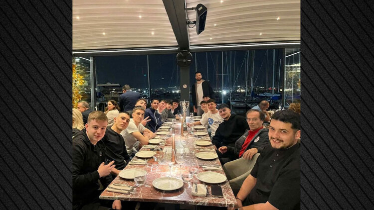 Ο Πίτερς έκανε το τραπέζι στους έφηβους πρωταθλητές Ελλάδας του Ολυμπιακού στο εστιατόριό του στο Μικρολίμανο