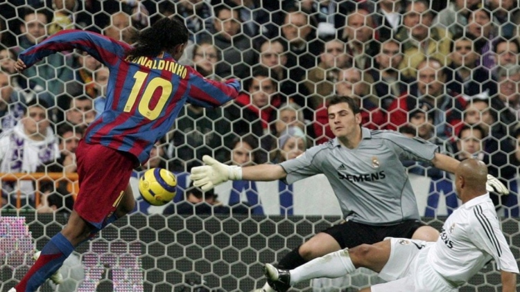 «Μετάνιωσα που δεν πέρασα και τον Ρομπέρτο Κάρλος»: Η αποκάλυψη του Ροναλντίνιο για το θρυλικό γκολ κόντρα στην Ρεάλ, δείτε βίντεο