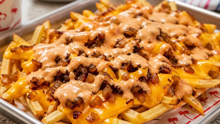 Τι είναι οι animal style πατάτες και πώς θα τις φτιάξετε στο σπίτι
