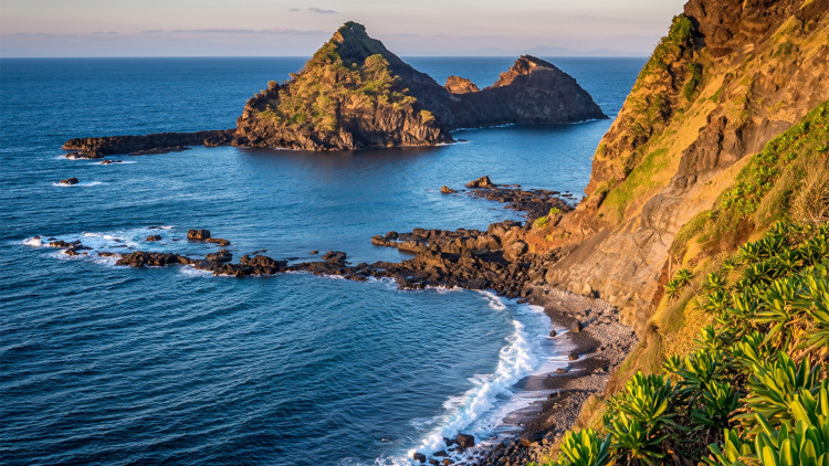170 άνθρωποι ζουν μέσα σε ηφαίστειο και αυτό είναι το πιο «τρελό» νησί στον κόσμο