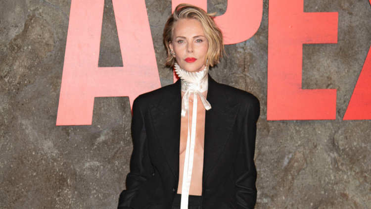 Σαρλίζ Θερόν: Το τολμηρό της look με ανοιχτό σακάκι και χωρίς σουτιέν στο κόκκινο χαλί