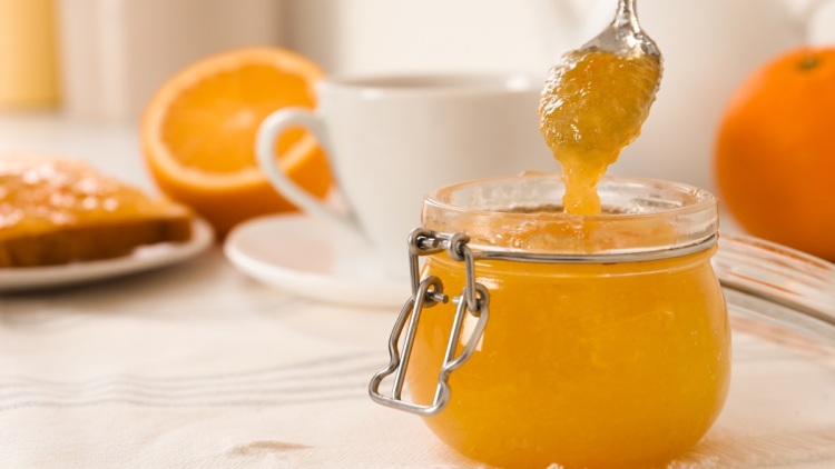 Ξαναβάζουμε το κουτάλι στο βάζο; Ένα κοινό λάθος και όσα χαλάει χωρίς να το καταλάβουμε
