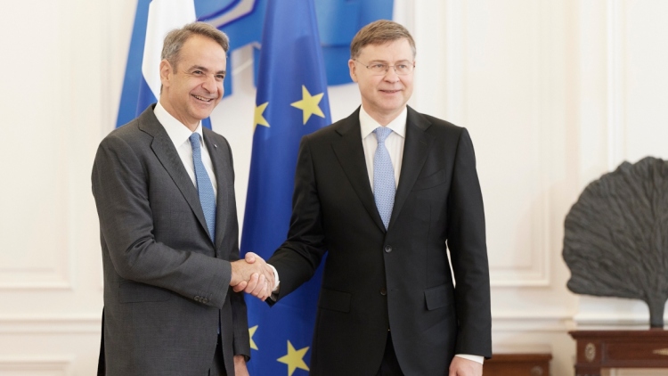 Ο Μητσοτάκης συναντήθηκε με τον Ευρωπαίο Επίτροπο Ντομπρόβσκις: Πρώτη φορά στη μεταδικτατορική ιστορία, παρατηρούμε σταθερή μείωση του χρέους μας