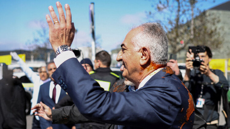 Επιτέθηκαν με κόκκινη μπογιά στον Ρεζά Παχλαβί στο Βερολίνο, δείτε βίντεο