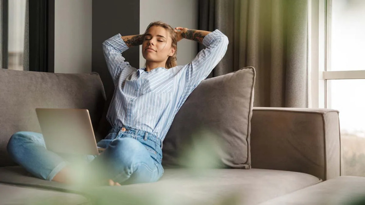 Το «μαγικό» σφουγγάρι καθαρισμού που απελευθερώνει τρισεκατομμύρια ίνες μικροπλαστικών
