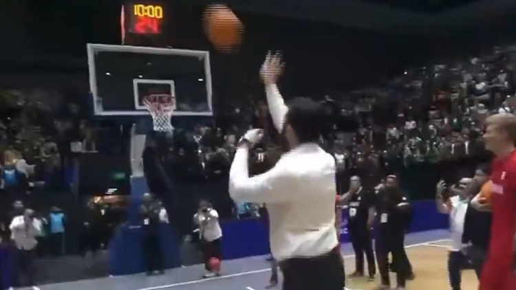 Ο πρόεδρος της Συρίας έδειξε ξανά την αγάπη του για το μπάσκετ: Άστοχος στα σουτάκια που επιχείρησε στα εγκαίνια κλειστού στη Δαμασκό