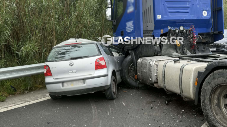 Bαριά τραυματισμένος απεγκλωβίστηκε οδηγός ΙΧ μετά από σύγκρουση με νταλίκα στον ΒΟΑΚ, δείτε φωτογραφίες

