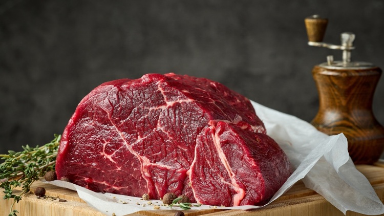 Εσείς αφήνετε τα κρέατα με το χαρτί του κρεοπώλη; Ένας αόρατος εχθρός στο ψυγείο και την κουζίνα