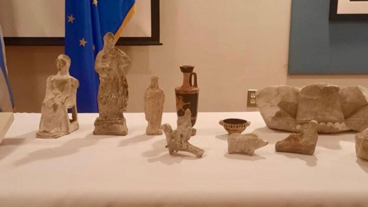Επαναπατρίζονται 26 ελληνικές αρχαιότητες από τις ΗΠΑ, παραδόθηκαν στην Λίνα Μενδώνη στην Ουάσιγκτον
