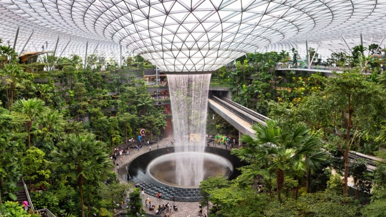 Μέσα στο καλύτερο αεροδρόμιο του κόσμου με τους τροπικούς κήπους, τους κινηματογράφους και τον εντυπωσιακό καταρράκτη, δείτε βίντεο