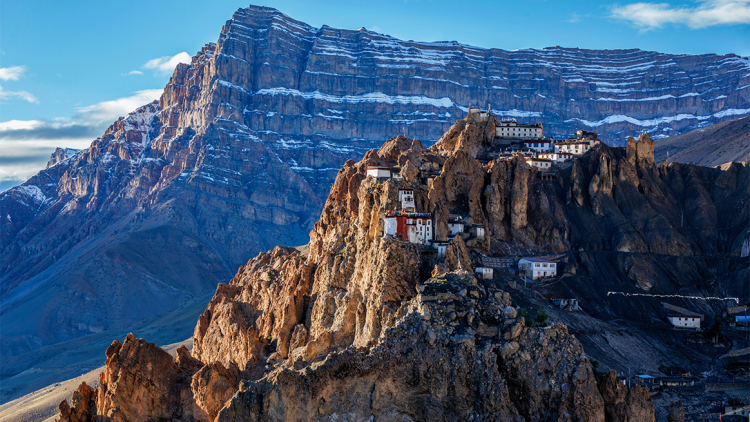 Στα 3.900 μέτρα στα Ιμαλάια: Το χωριό που «κρατιέται» σε γκρεμό εδώ και 1.000 χρόνια