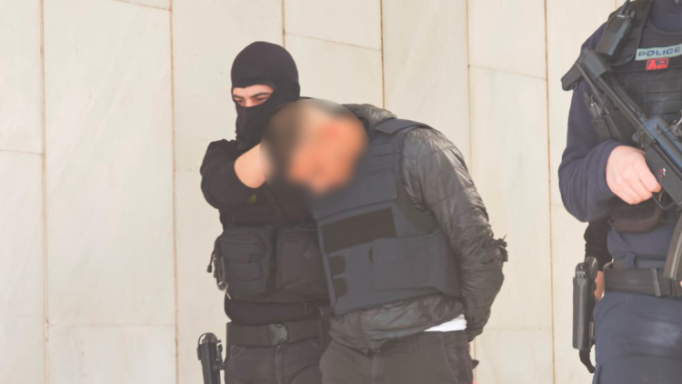 Με σκυμμένα κεφάλια ο 20χρονος, ο 18χρονος και τα δύο κορίτσια στον εισαγγελέα για τη δολοφονία του 27χρονου στον Άγιο Δημήτριο