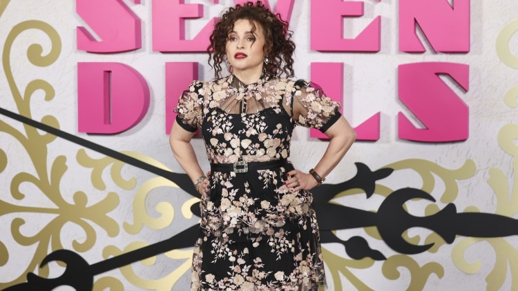 Έλενα Μπόναμ Κάρτερ: «Είμαι το κλισέ που λέει ότι νιώθω πολύ πιο ευτυχισμένη σήμερα από ό,τι ένιωθα νεότερη»
