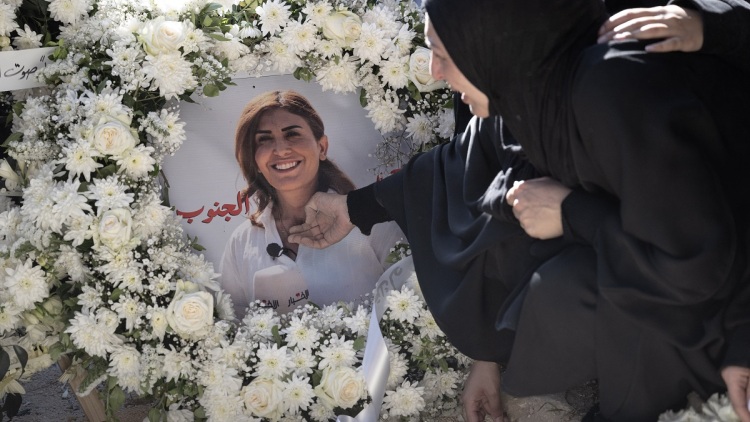 «Κάποτε διέκοψε το ρεπορτάζ της στο πεδίο για να διασώσει μια γάτα που φώναζε μέσα από τα συντρίμμια»