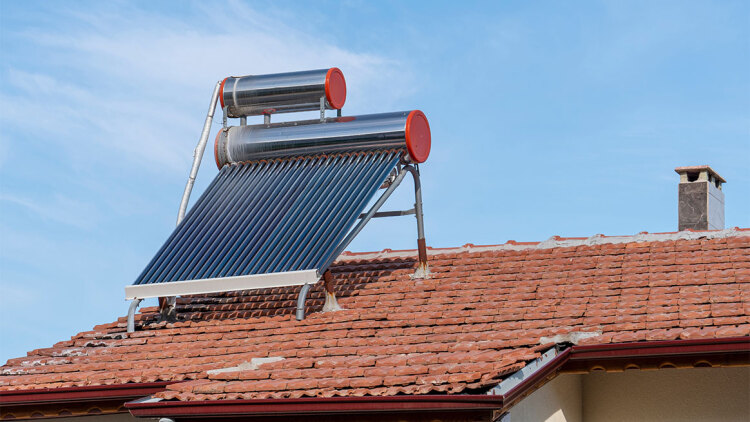 Μέτρα στήριξης: Επιδοτήσεις έως 90% για αντλίες θερμότητας και ηλιακούς θερμοσίφωνες