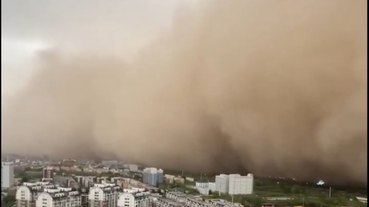 Ισχυρές καταιγίδες σκόνης και άμμου από τη Μογγολία «έπνιξαν» επαρχίες στη βόρεια Κίνα, δείτε βίντεο