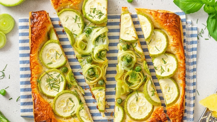 Με φρέσκα τυριά, κολοκυθάκια και αρωματικά: Ένα πλήρες μενού για όλο το Σαββατοκύριακο