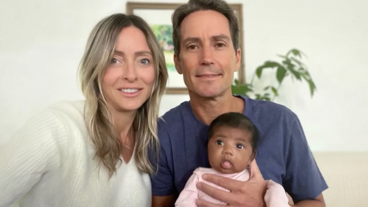 Το ζευγάρι στη Φλόριντα που γέννησε μαύρο μωρό μετά από λάθος στην εξωσωματική βρήκε τους βιολογικούς γονείς του παιδιού