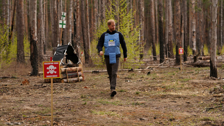 Ο Χάρι στα βήματα της Νταϊάνας: Περπάτησε μέσα σε ναρκοπέδιο, όπως πριν 30 χρόνια η μητέρα του