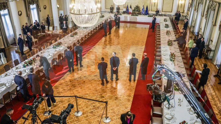 Όλα έτοιμα στο Προεδρικό για το δείπνο του Κώστα Τασούλα προς τιμήν Εμανουέλ και Μπριζίτ Μακρόν, ποιοι θα παρευρεθούν, το ελληνικό μενού