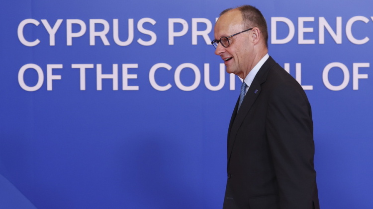 Ο Μερτς προτείνει χαλάρωση κυρώσεων σε βάρος της Τεχεράνης στο πλαίσιο μιας συμφωνίας για τον τερματισμό του πολέμου