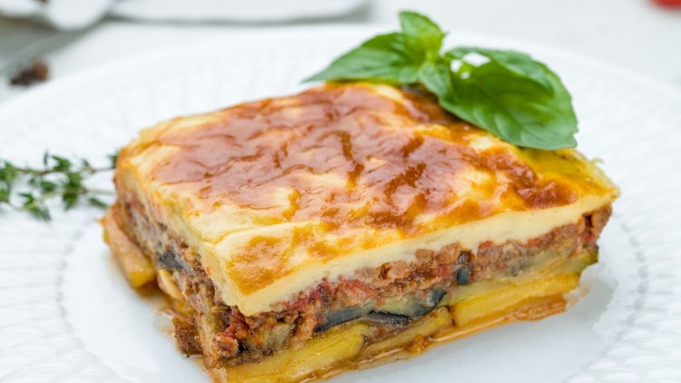 Μουσακάς: Η μπεσαμέλ, τα λαχανικά και το τηγάνισμα της μελιτζάνας, σύμφωνα με τους σεφ