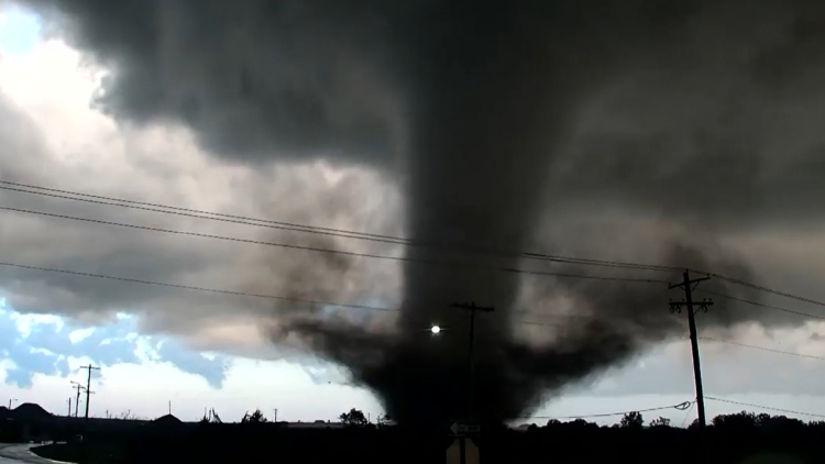 Δείτε βίντεο από τους σφοδρούς ανεμοστρόβιλους που σάρωσαν την Οκλαχόμα, τουλάχιστον 10 τραυματίες
