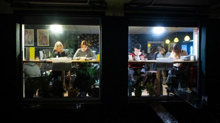 Reading parties: Όταν δίνεις ραντεβού με φίλους για να διαβάσετε όλοι μαζί βιβλία
