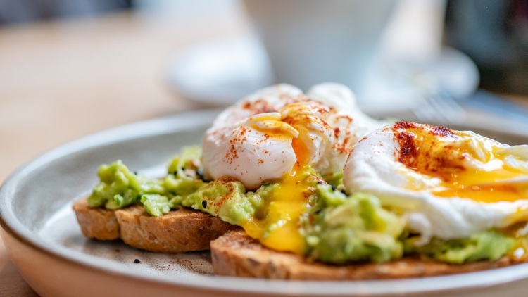 Αυγά βραστά, μάτια ή ομελέτα: 20 συνταγές με το πιο ευέλικτο υλικό