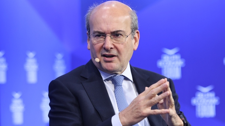 Χατζηδάκης στο Φόρουμ των Δελφών: «Όχι» στην οριζόντια μείωση του ΦΠΑ, μύθος τα περί σύγκρισης της Ελλάδας με τη Βουλγαρία