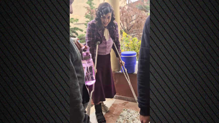 Δανάη Παππά: Με πατερίτσες στα γυρίσματα της σειράς «Άγιος Έρωτας», δείτε βίντεο
