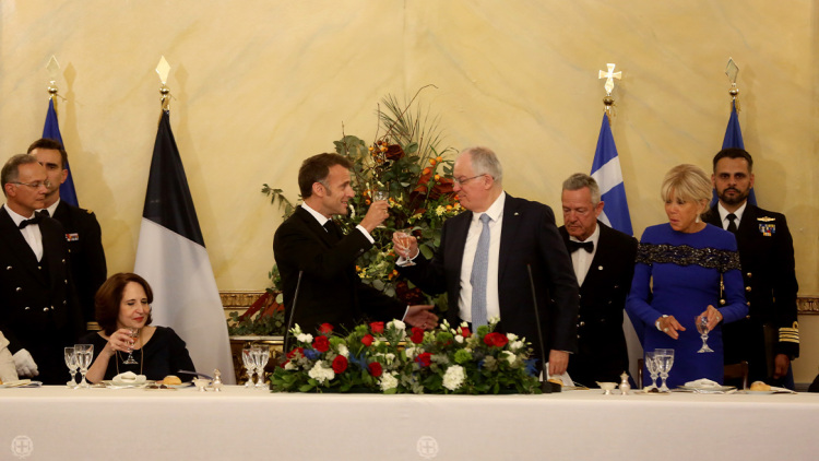 Το «Ελλάς-Γαλλία-Συμμαχία» είναι σήμερα πιο επίκαιρο από ποτέ είπε ο Μακρόν στα ελληνικά, στο δείπνο Τασούλα στο προεδρικό