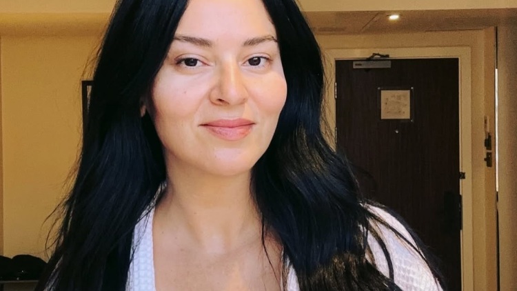 Ζενεβιέβ Μαζαρί: Με μπουρνούζι στο ξενοδοχείο πριν από την πρεμιέρα του «Devil Wears Prada 2»