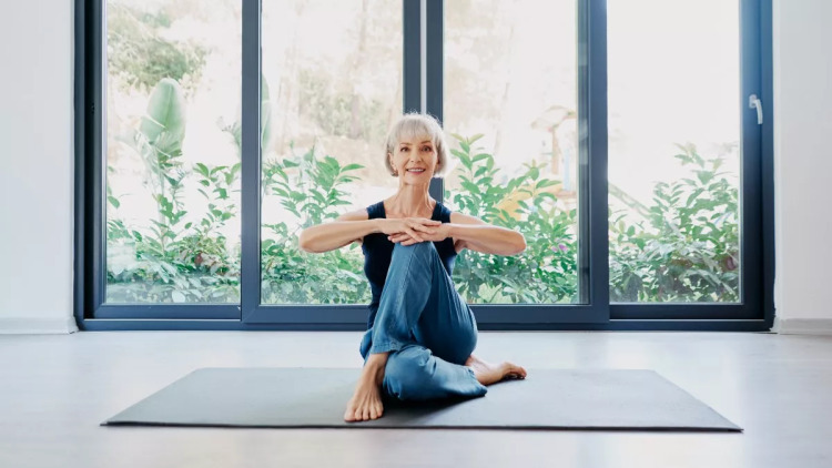 6 λόγοι που η γιόγκα μετά τα 60 μπορεί να γίνει το καλύτερο «φάρμακο» για μυαλό και σώμα
