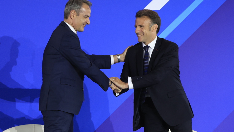 Politico: Nέο ευρωομόλογα για επενδύσεις και παράταση στην αποπληρωμή του Ταμείου Ανάκαμψης ζητούν Μακρόν και Μητσοτάκης 