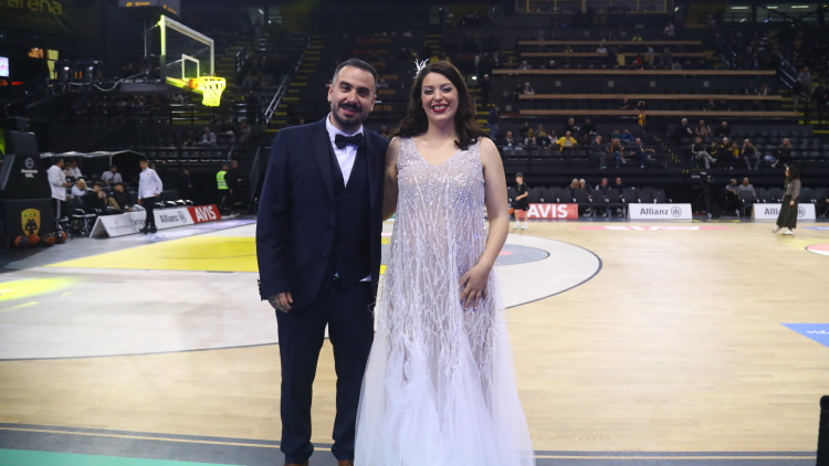 Ο Γιάννης και η Φωτεινή παντρεύτηκαν και από την εκκλησία πήγαν στο γήπεδο της ΑΕΚ για... σουτάκια, βίντεο 