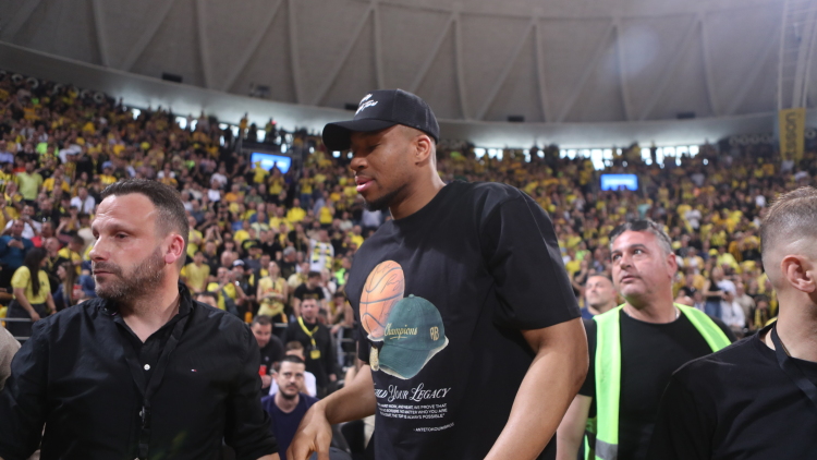 Επικό σύνθημα στο Αλεξάνδρειο για τον Αντετοκούνμπο: «Ρε Γιάννη τελείωνε με το NBA φτάνει, έλα να πάρουμε πρωτάθλημα με Άρη», βίντεο 