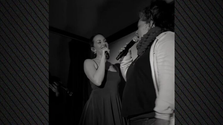 Η Ανδρομάχη τραγούδησε μαζί με τη Ματούλα Ζαμάνη στην Τήνο