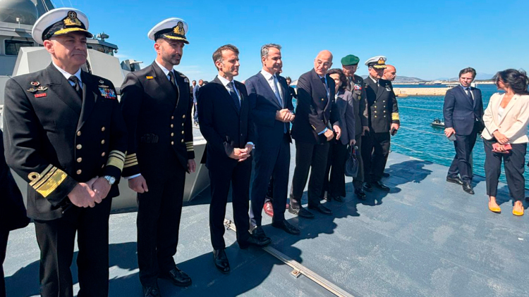 Μητσοτάκης και Μακρόν επιθεώρησαν τη φρεγάτα «Κίμων», δείτε εντυπωσιακές εικόνες και βίντεο