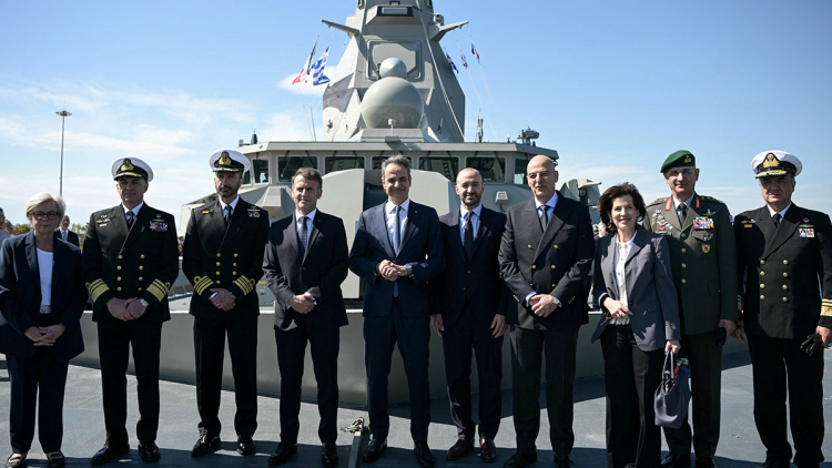 Μητσοτάκης και Μακρόν επιθεώρησαν τη φρεγάτα «Κίμων», δείτε εντυπωσιακές εικόνες και βίντεο
